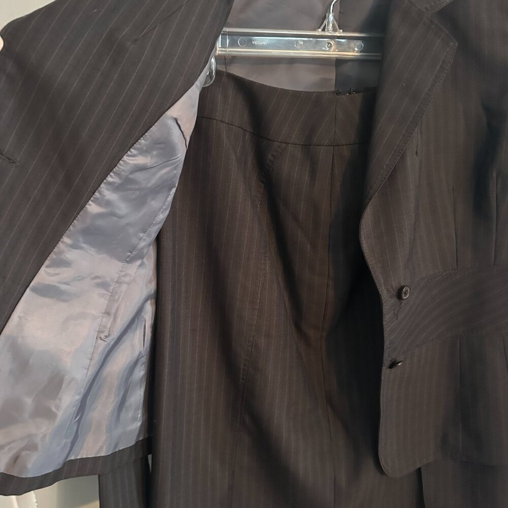 Anne Klein Skirt Suit Lightweight Wool Blend In Gray Pinstripe Size 2P - Picture 3 of 13